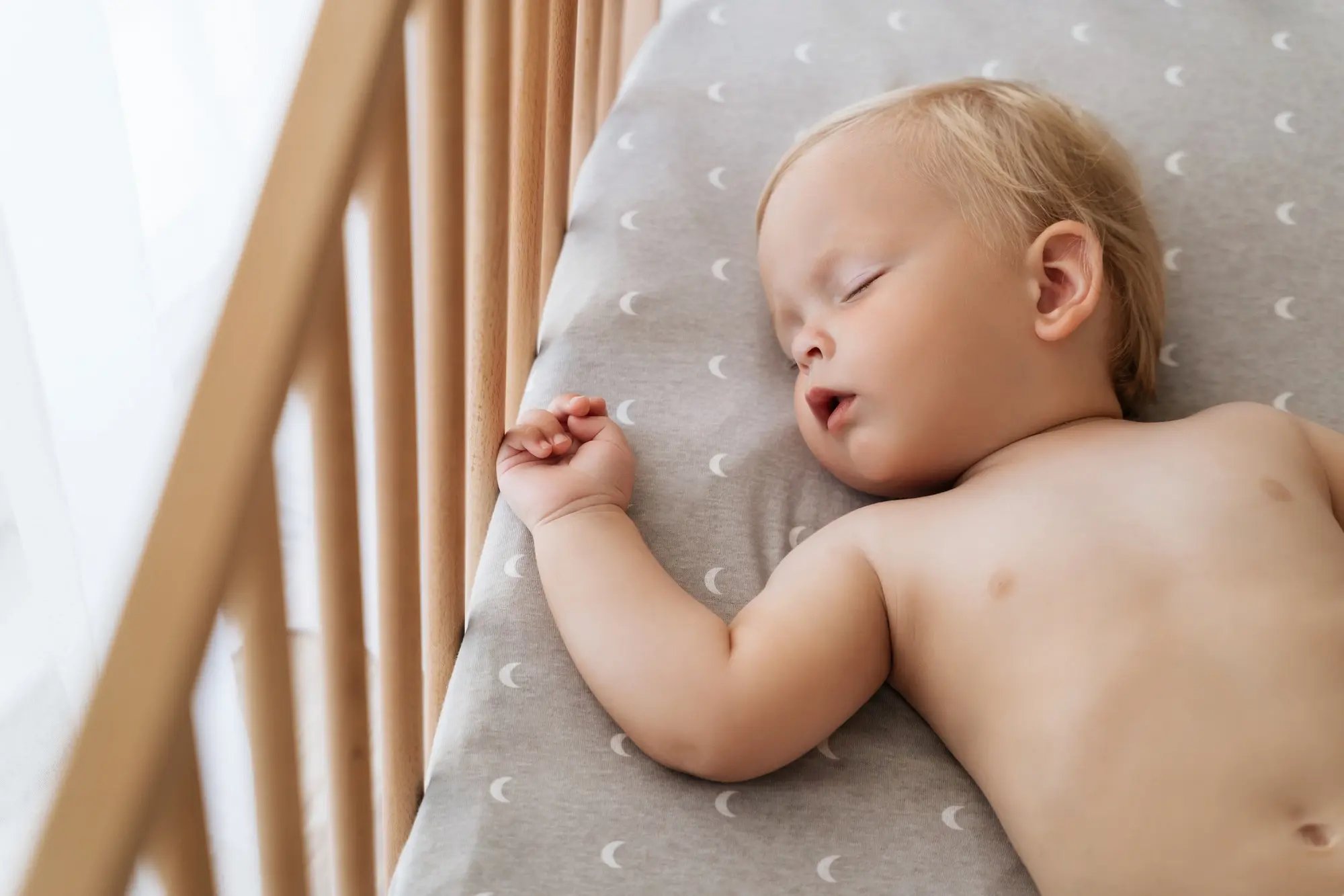 Cómo deben dormir los bebes en verano