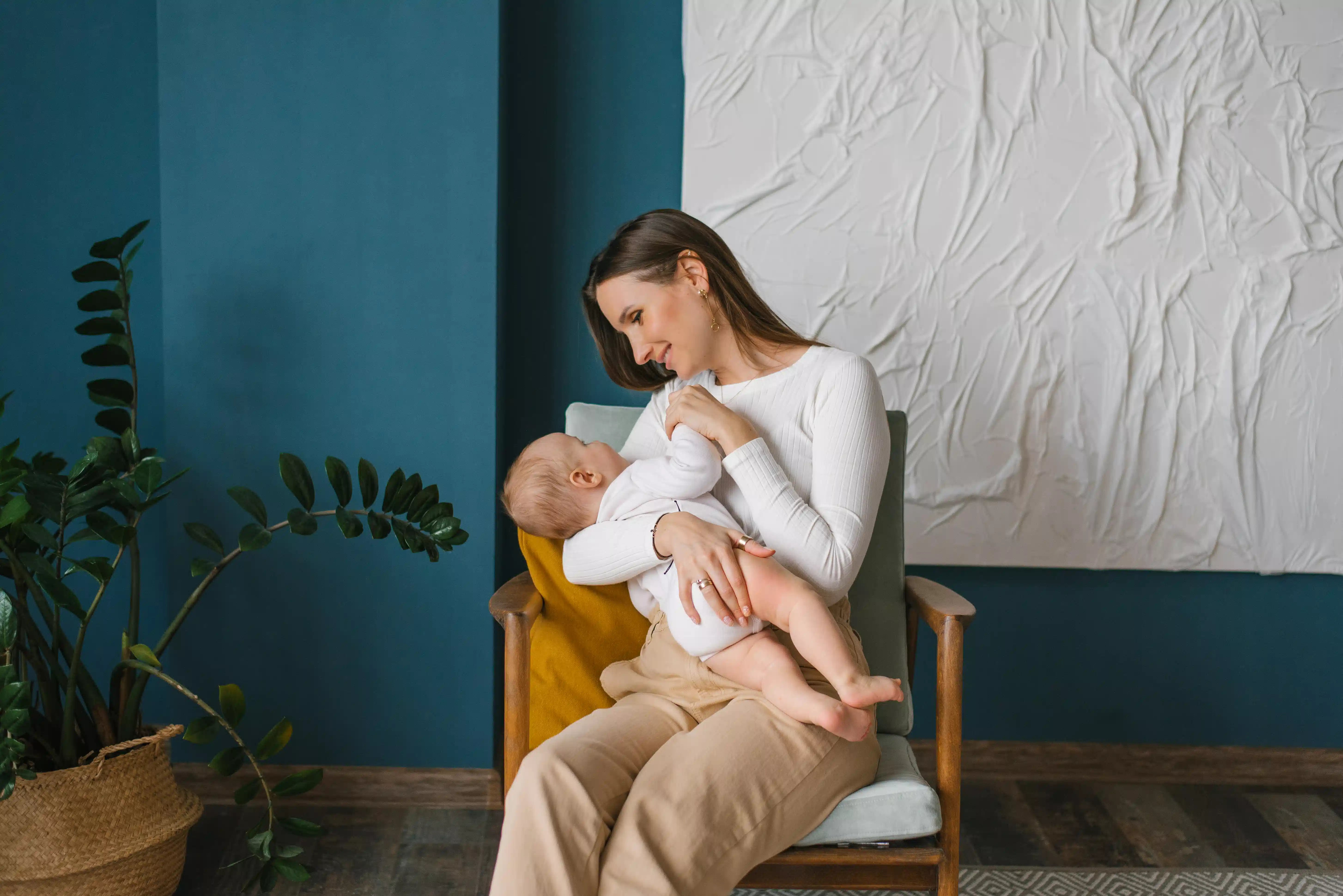 Madre amamantando a su guagua recién nacida en casa