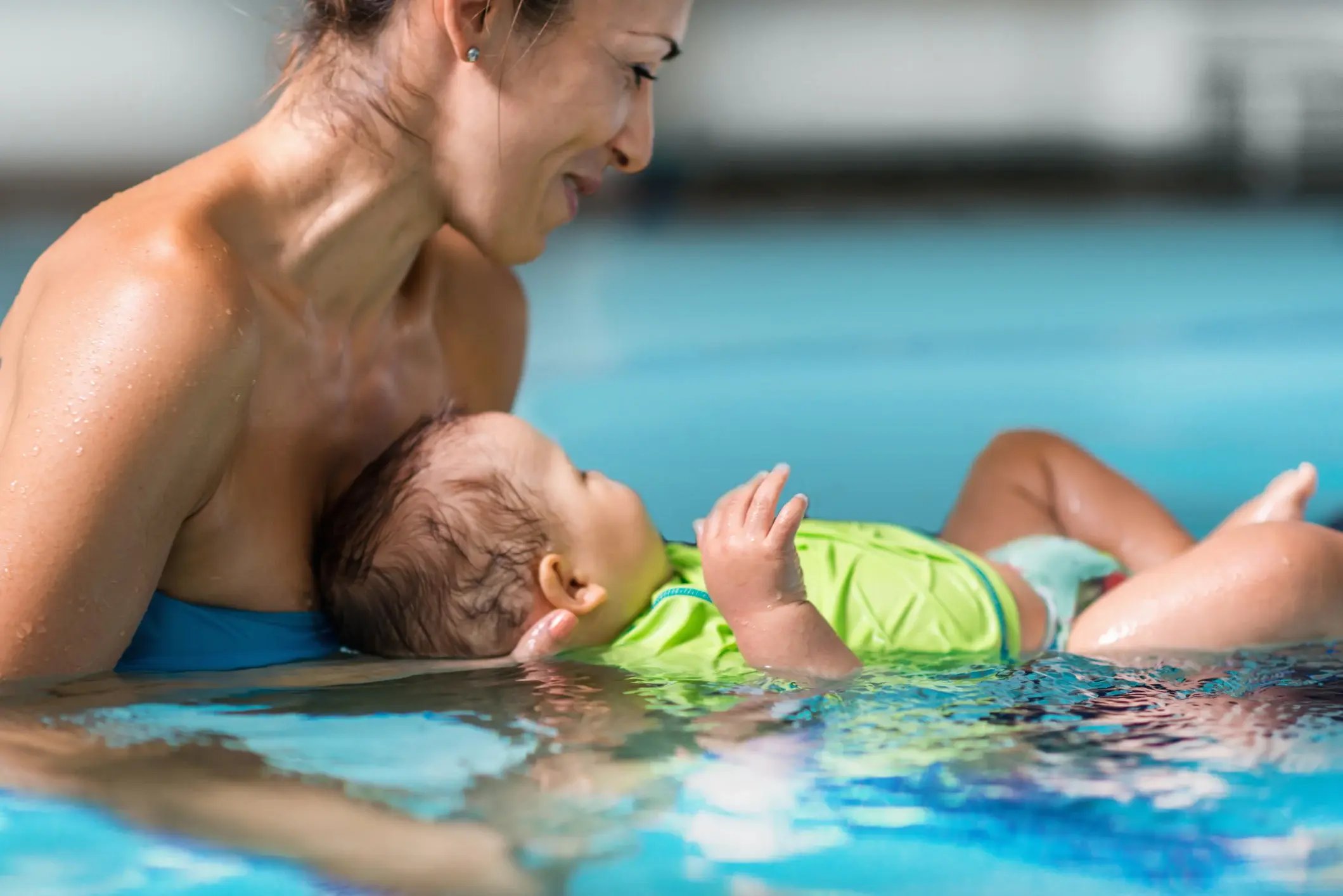 Qué hacer y qué no hacer si tu hijo se cae al agua